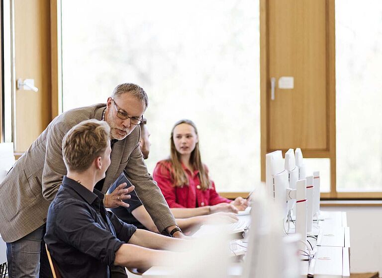 Gruppe Studierender lernen am Grünen Campus 