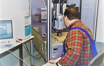 Bild vom Raum ZW.U.23 Bild von Thomas Führ an einer CNC-gesteuerten Fräsmaschine im Raum ZW.U.23 (Quelle: Christian Sowada)