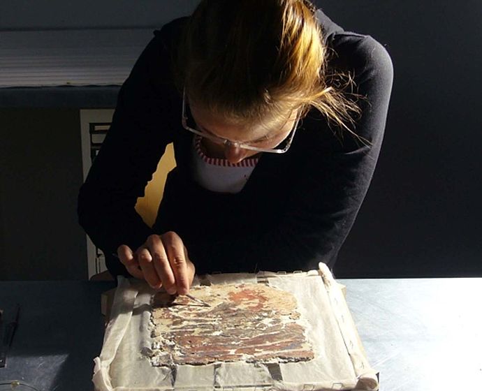 Studentin restauriert eine mittelalterliche Wandmalereien St. Sebald aus Nürnberg