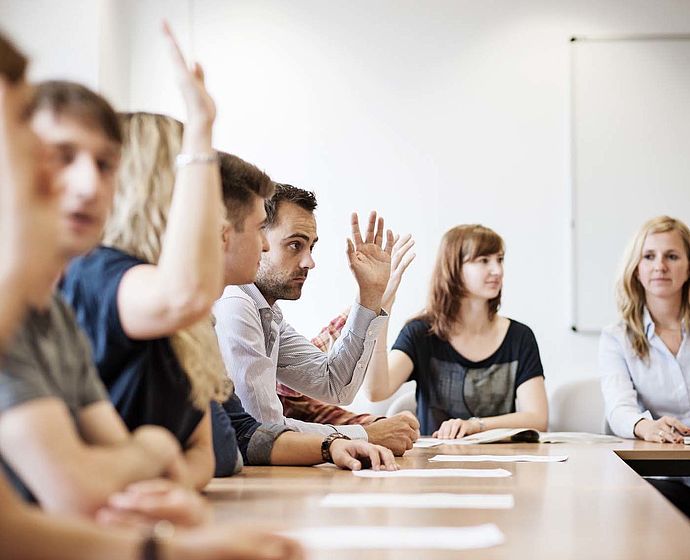 Studierende lernen in der Vorlesung 