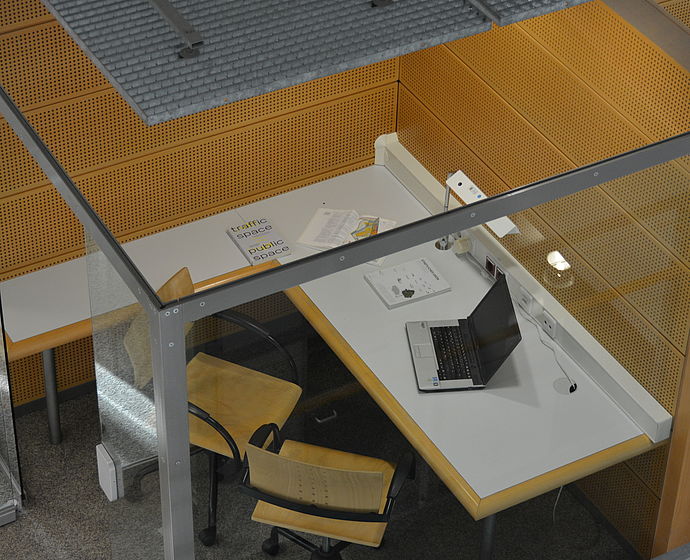 Einzelarbeitsraum Ansicht von oben mit Tisch zwei Stühlen Laptop und drei Büchern liegend auf dem Tisch