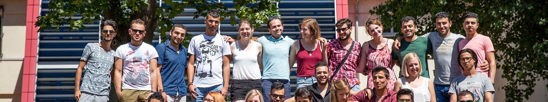 International Gruppe Studierender auf dem Campus