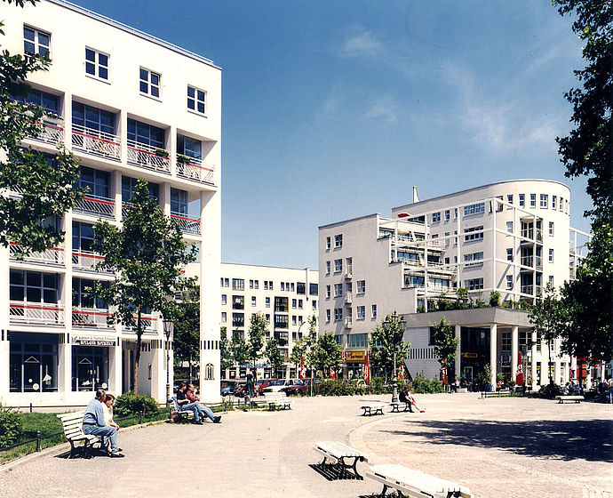 Foto des Platzes mit Studentenheim im Vordergrund und Solitär im Hintergrund