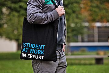 Studierender trägt FH-Beutel