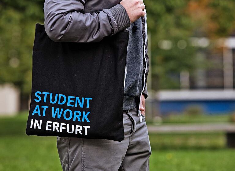 Studierender trägt FH-Beutel