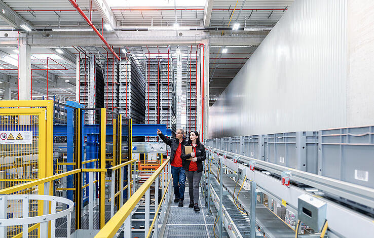 Automatisches Kleinteilelager und Fördertechnik