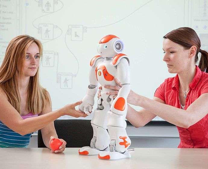 Gruppe Studierende mit Roboter