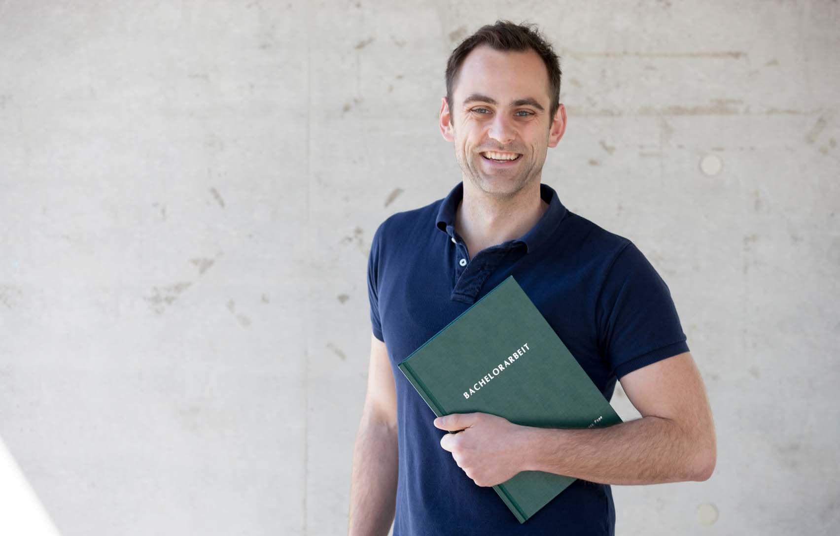 Zeugnis und Abschlüsse Studierender hält Zeugnis