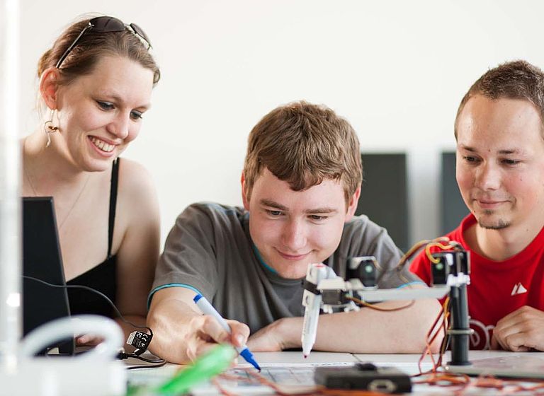 Gruppe Studierender im Labor