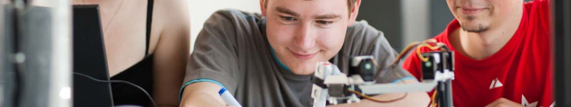 Angewandte Informatik Gruppe Studierender im Labor