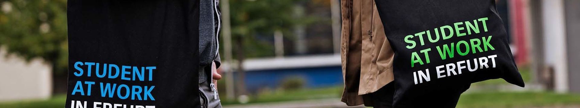 Campusleben Studierende tragen FH-Beutel