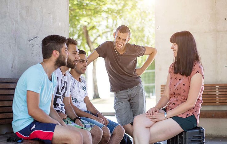 Gruppe Studierende unterhalten sich