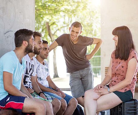 International Gruppe Studierende unterhalten sich