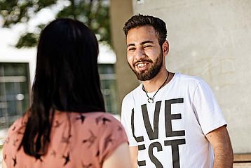 Gruppe Studierende unterhalten sich