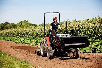 Studierende mit Traktor