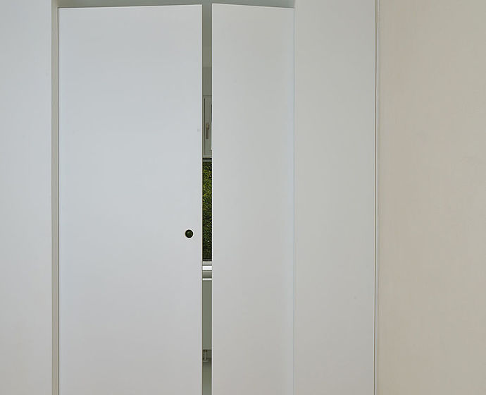 Das Foto zeigt die doppelte Wand mit geöffneten Türen