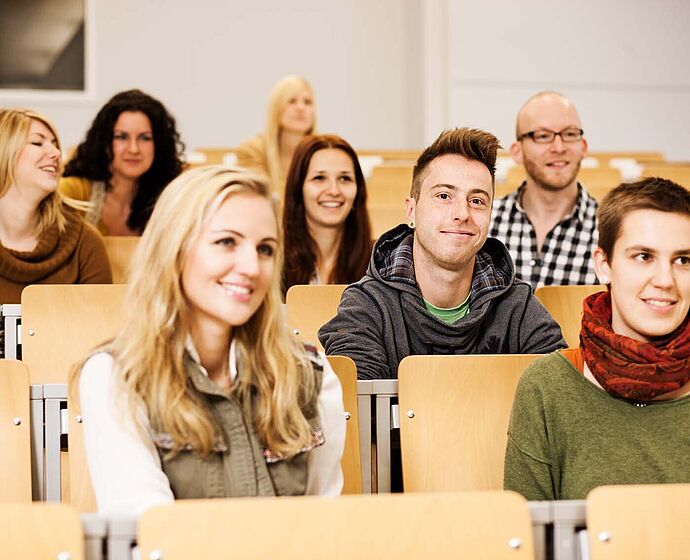 Gruppe Studierende in der Vorlesung im Hörsaal