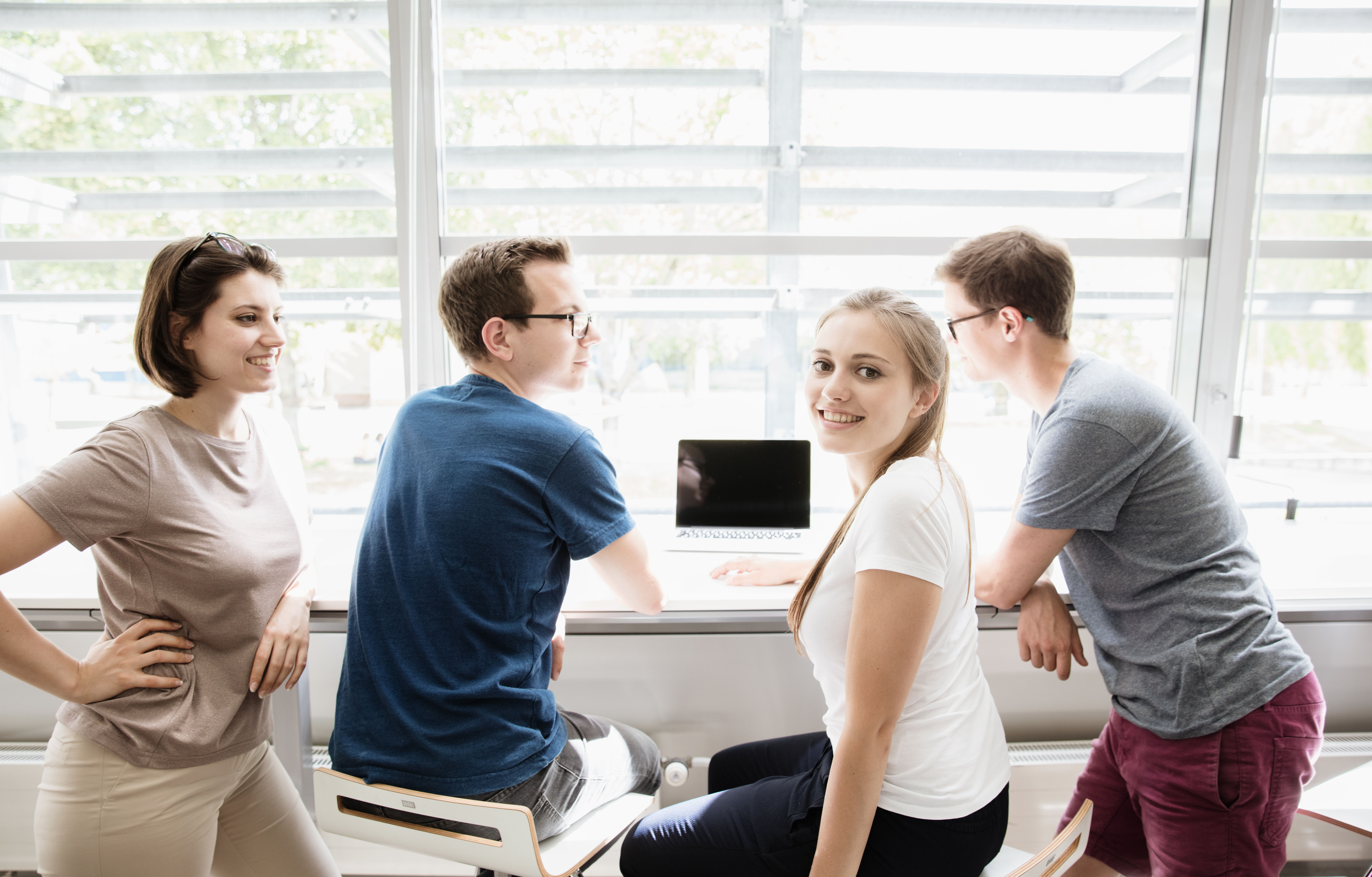 Bibliothek Gruppe Studierende sitzt in der Hochschulbibliothek