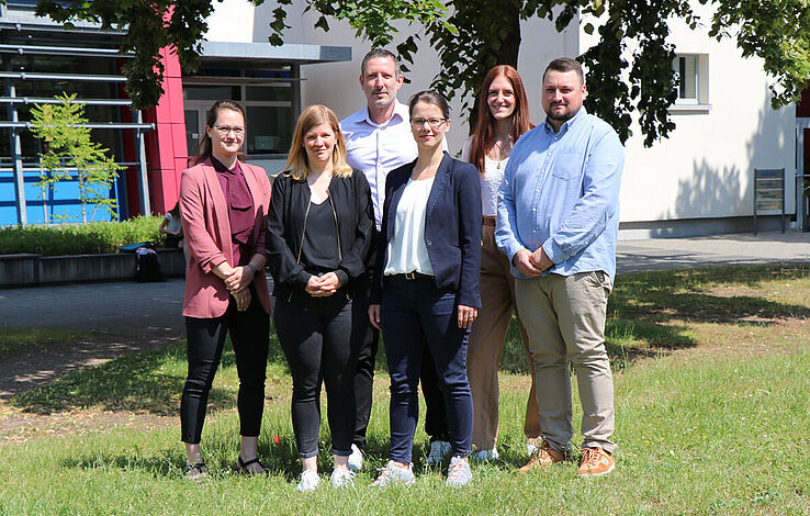 Das Projektteam von PROF4FHE steht auf einer grünen Wiese auf dem Hauptcampus der Fachhochschule Erfurt