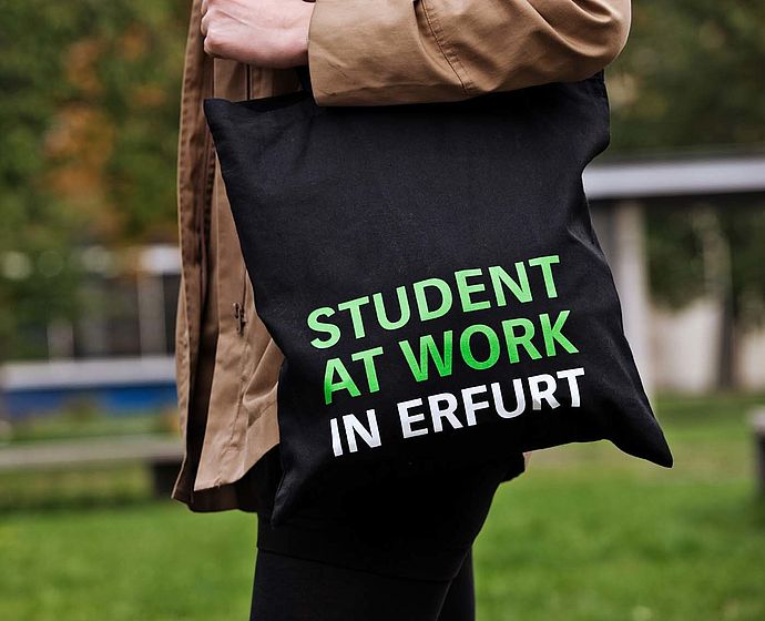 Studierende trägt FH-Beutel