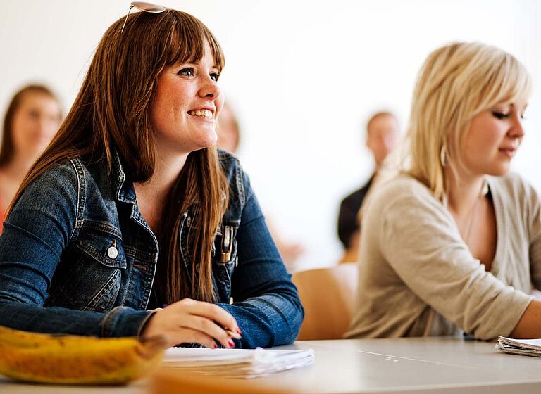 Gruppe Studierende in der Vorlesung im Hörsaal