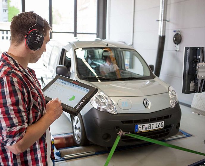 Studierende arbeiten an Auto