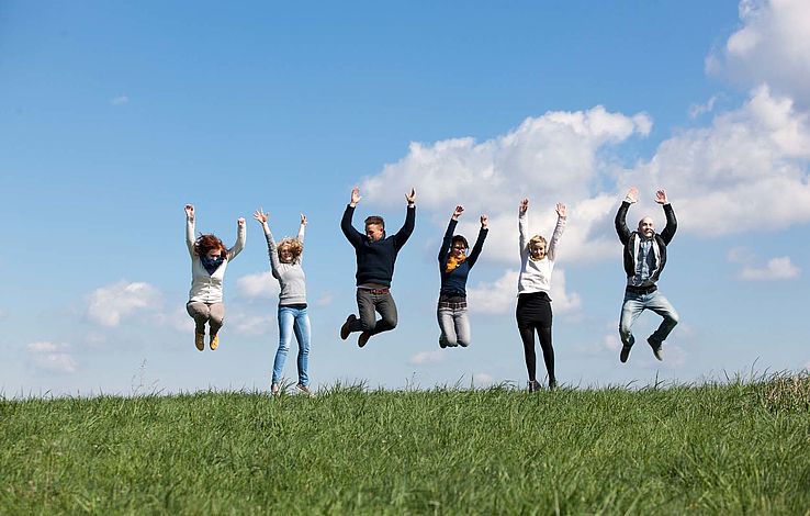Gruppe Studierende mit Sprung in die Luft