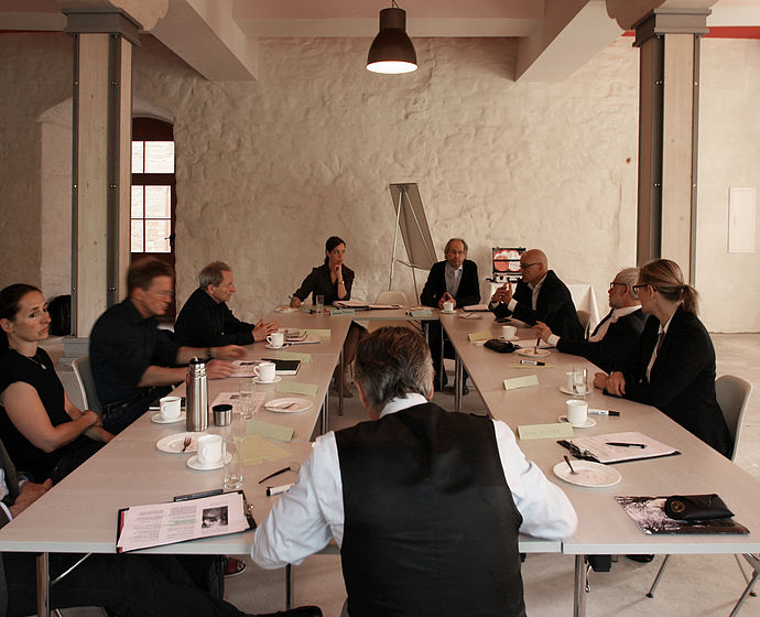 Das Foto zeigt eine Gruppe von Professor:innen bei einer Klausurtagung auf Schloss Wiehe