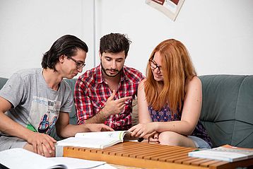 Gruppe Studierende unterhalten sich