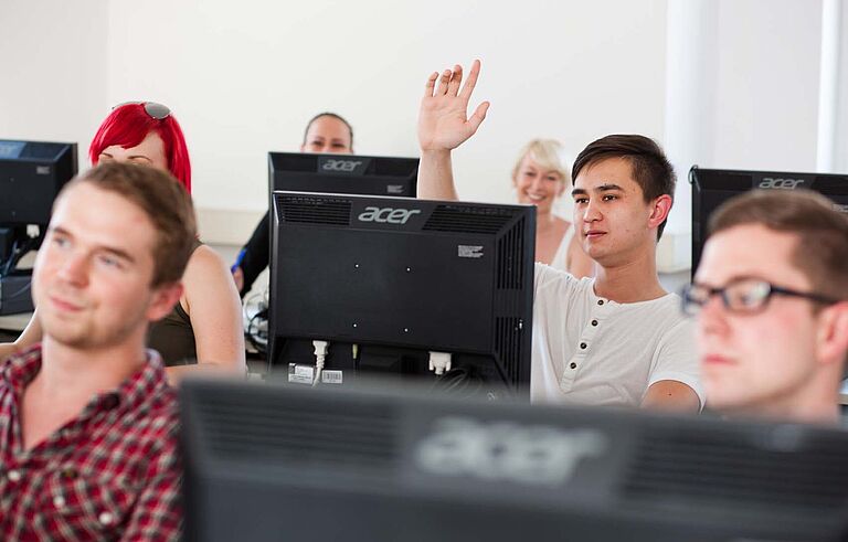 Gruppe Studierende in der Vorlesung im Hörsaal