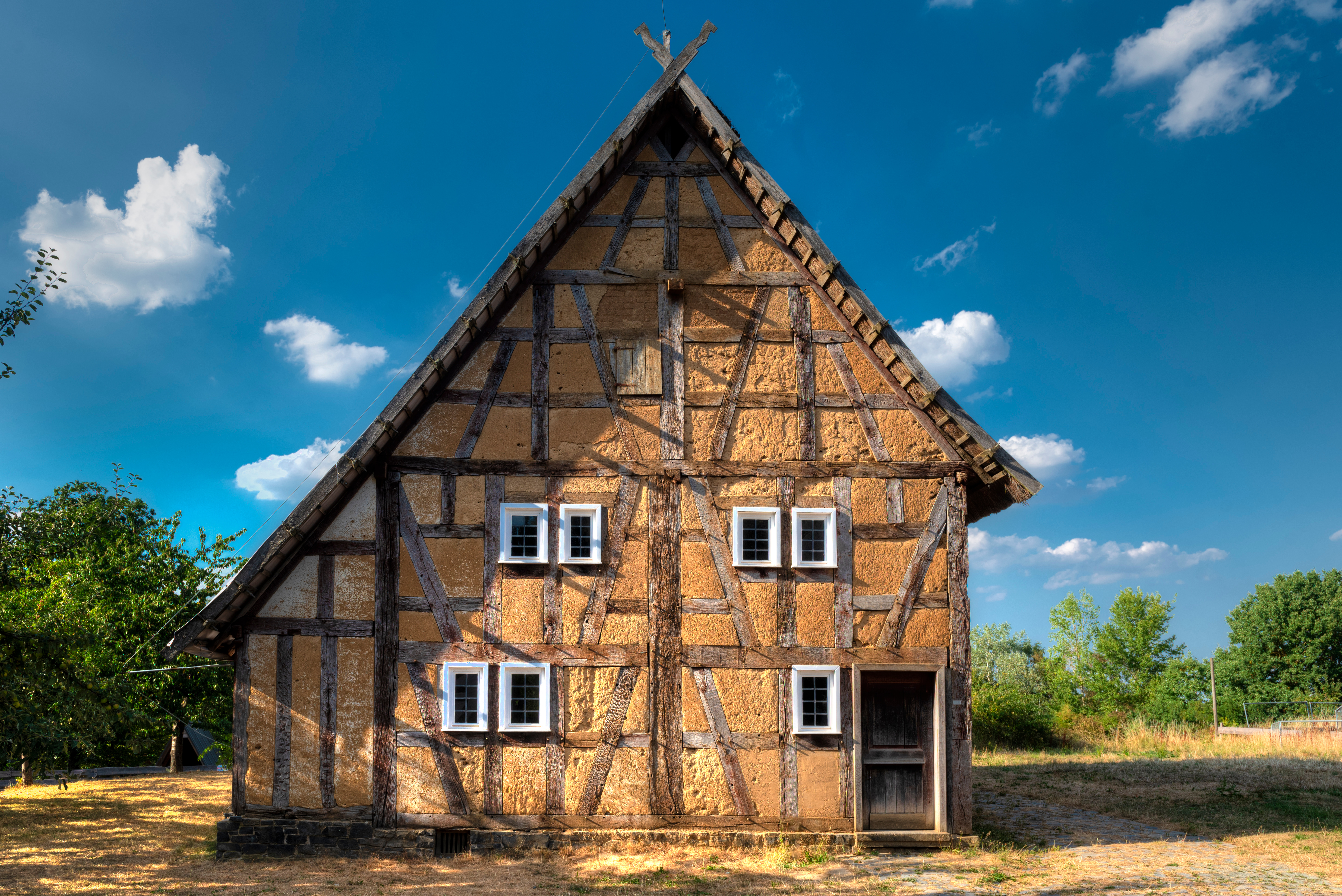 Fassade eines sanierungsbedürftigen Fachwerkhauses